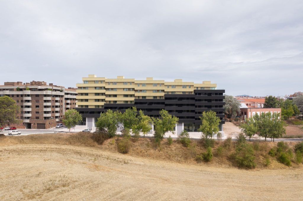 afasiaarq's tweet image. #GVG . MOEST  ift.tt/0trjJQI | posted by afasia | daily entries on contemporary art and architecture #afasiaarchzine #afasiaarq | 

58 Social Housing Units . Barañain GVG Estudio . MOEST . photos: © Rubén P. Bescós The plot is situated on the bou…