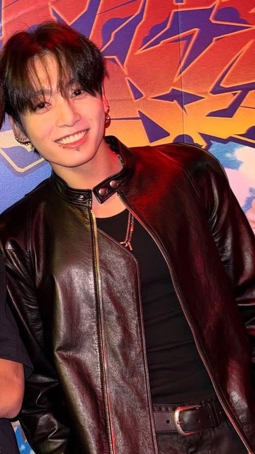 taekookcutelove's tweet image. ¿No os parece increíble que sean la misma persona? Digo, la dualidad de Jungkook no es ninguna broma😳🤌🏻