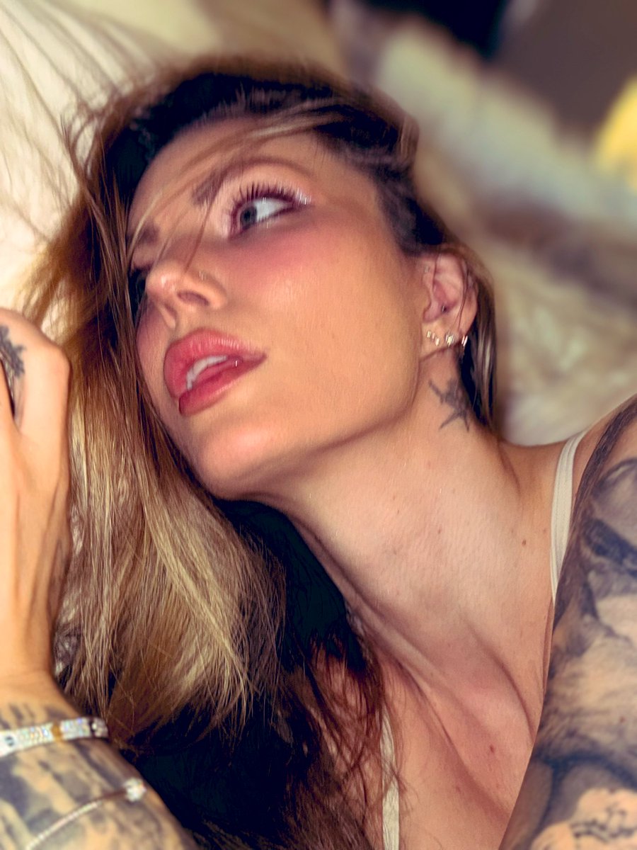 jenytleme23's tweet photo. Feeling lonely 😔😔 https://t.co/f9siIW03dk