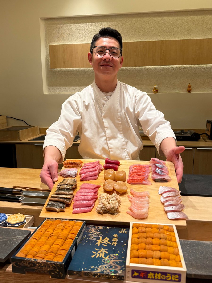 Adocsxampos's tweet image. The chef prepared the dinner in a leisurely and unhurried manner. He presented the fish in order, explaining the habits and characteristics of each dish with great care.