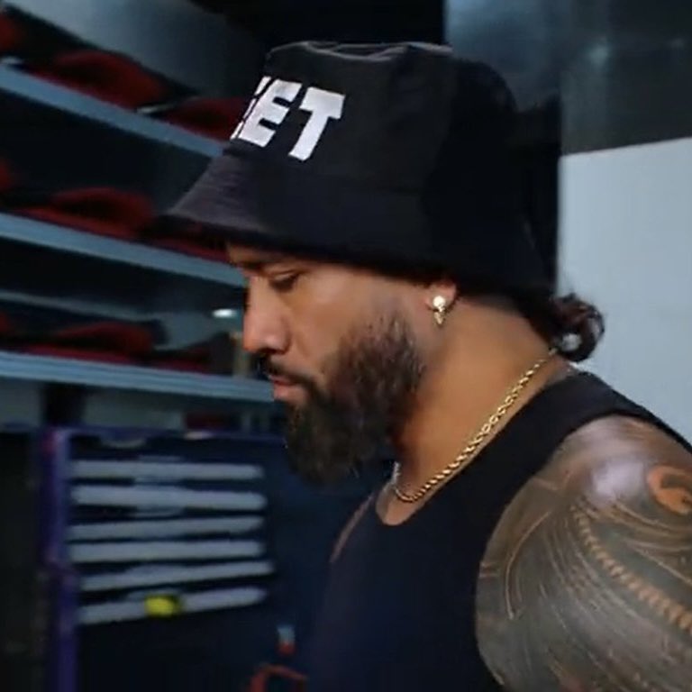 I fw that YEET bucket hat 🤷🏻‍♂️

#WWERaw