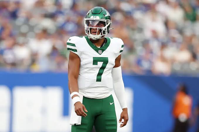 PBSportstalks's tweet image. If you follow me, you know I’m a huge Aaron Glenn guy. With that said, can everyone please stop. #JustinFields is NOT a starting QB in the NFL. If he was on a Loaded team, he may be serviceable but he cannot throw the ball consistently. 

#JetUp 
#mondaynightfootball
@lukepfromm…