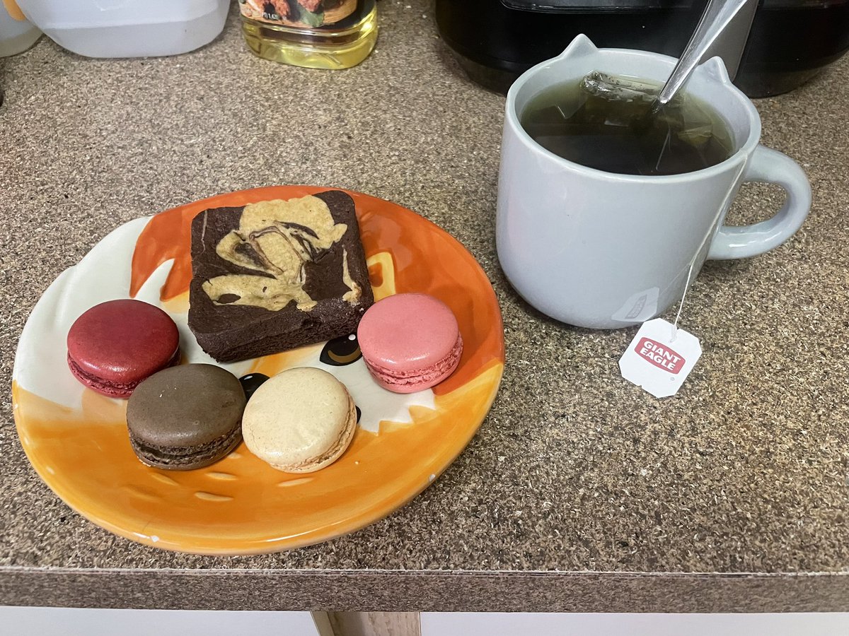 PriscillaVtuber's tweet photo. Peppermint tea with cookie brownie and macarons ^~^ https://t.co/hiO26QiB2a