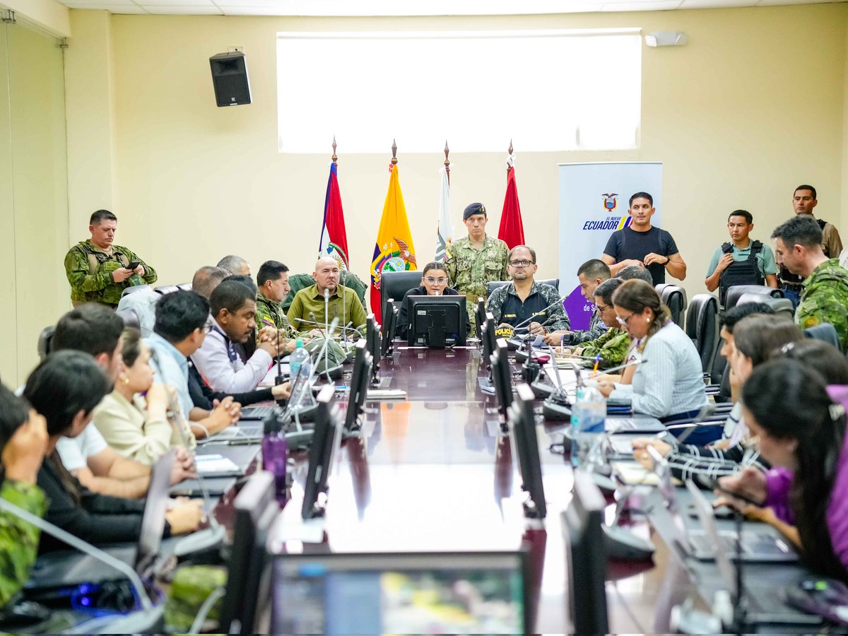 Vice_Ec's tweet photo. #Imbabura La Vicepresidenta @mjpintoec lidera, junto a @JohnReimberg de @MinInteriorEc, Gian Carlo Loffredo de @DefensaEc, @JCPaladines del #ECU911, el Viceministerio de Seguridad y @Jorge_CarrilloT de @Riesgos_Ec, el trabajo articulado desde el Puesto de Mando Unificado. https://t.co/o7Rw4BdGyr
