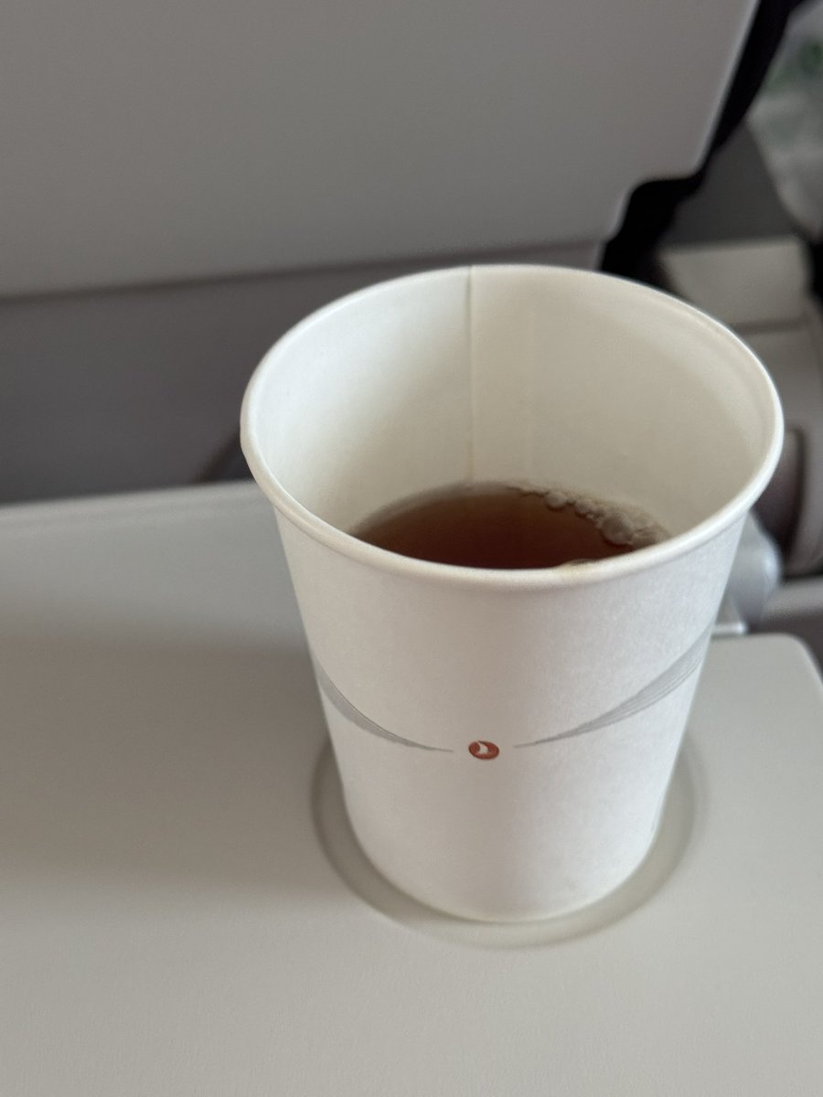 suusan4845's tweet photo. 離陸6時間後くらいに後方ギャレーにてスナックとドリンクもいただきました☺️
ブラウニーが食べたかったけど、出して速攻で売り切れたらしい😂
全員に配ってー😂 https://t.co/Wpg9DoYRSb
