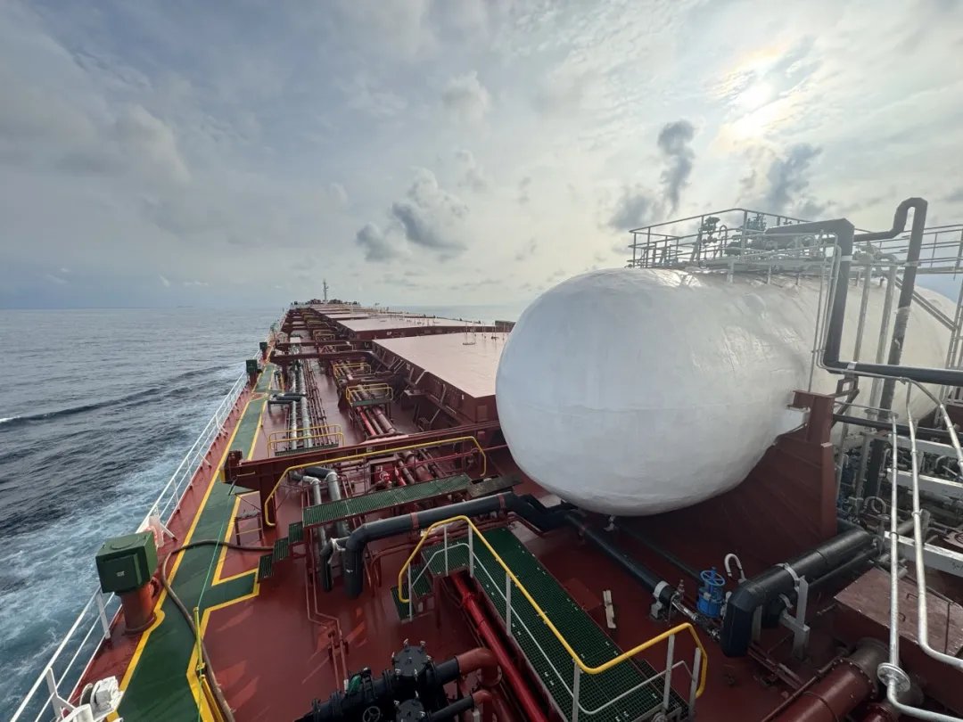 ChinaScience's tweet photo. China’s first onboard carbon capture system (OCCS) for newly built ships has completed trial operation aboard an 82,000-tonne bulk carrier. The system can cover the whole process of carbon absorption, desorption, compression, liquefaction, storage, and transfer, with an ability to achieve a CO₂ liquefaction rate of 99.9% and a liquid CO₂ purity of 99.9%.