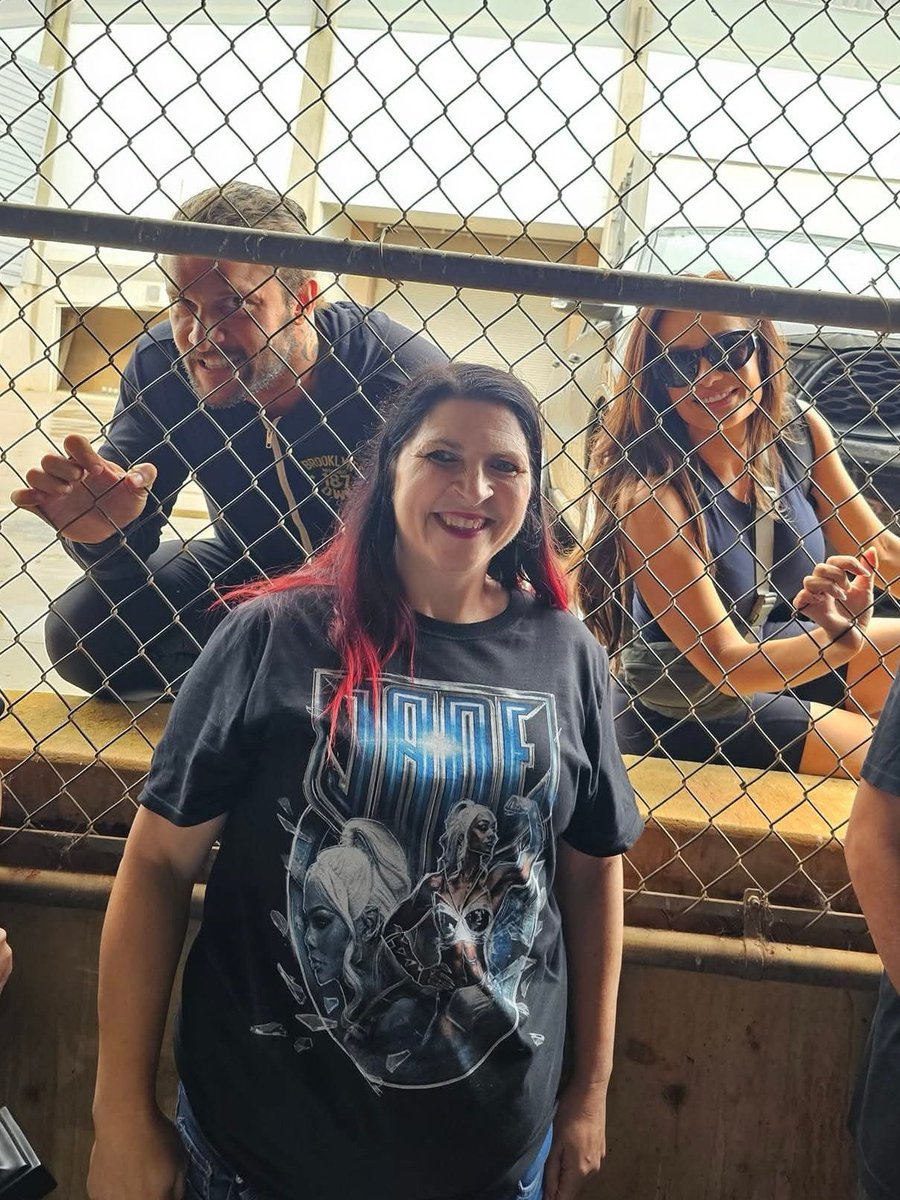mrsholt04's tweet image. 1 year ago today me &amp;amp; my kids met my fave 2 people in the world!! @realKILLERkross &amp;amp; @Lady_Scarlett13 ..Lord how much I miss them!! 😫 #ticktock #smokeshow #fallandpray #wewantkross