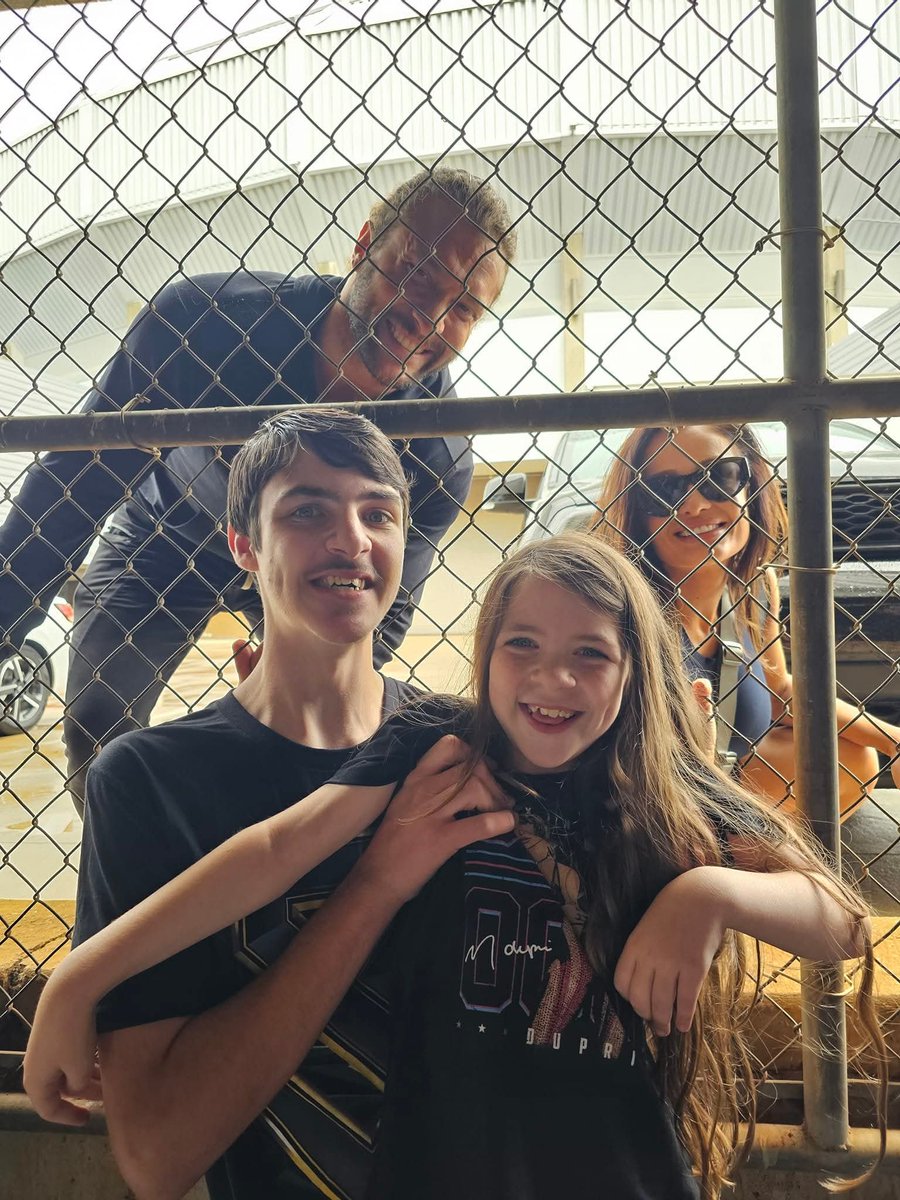 mrsholt04's tweet image. 1 year ago today me &amp;amp; my kids met my fave 2 people in the world!! @realKILLERkross &amp;amp; @Lady_Scarlett13 ..Lord how much I miss them!! 😫 #ticktock #smokeshow #fallandpray #wewantkross
