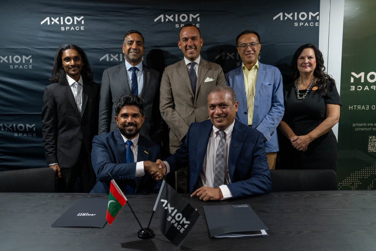 Axiom_Space's tweet image. Axiom Space, a leader in commercial space infrastructure, and the Maldives Space Research Organisation, dedicated to the research and development of the space sector in the Maldives, have officially signed a Memorandum of Understanding (MoU) to create a world-class astronaut…