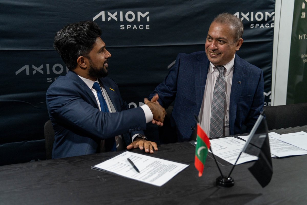 Axiom_Space's tweet image. Axiom Space, a leader in commercial space infrastructure, and the Maldives Space Research Organisation, dedicated to the research and development of the space sector in the Maldives, have officially signed a Memorandum of Understanding (MoU) to create a world-class astronaut…