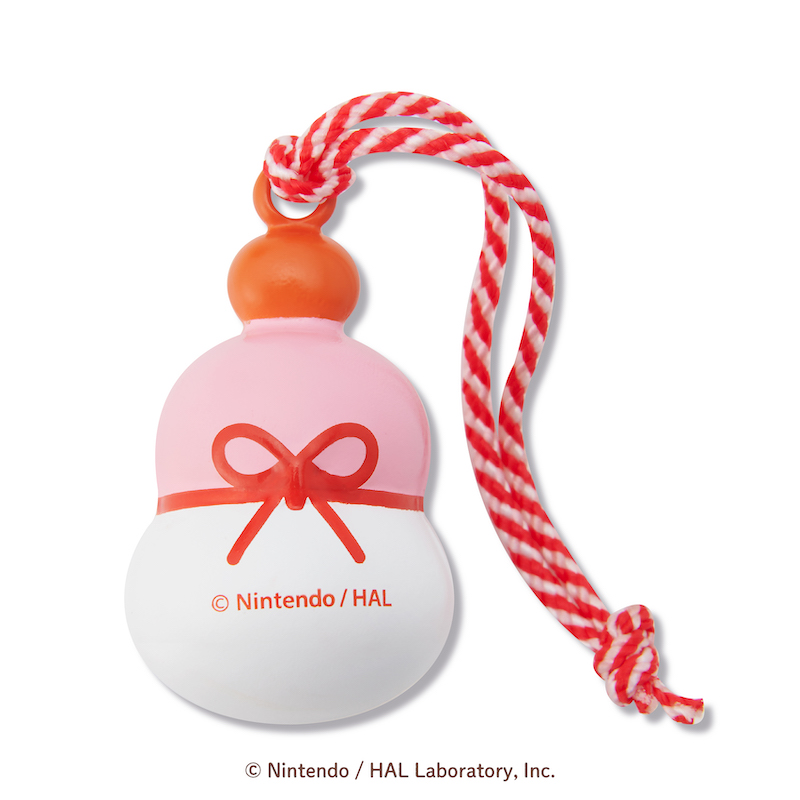 【郵便局】グッズ③
おもちカービィ型の「ころ鈴根付」が、ほおばりの表情で登場！ワドルディみたいなみかんもポイント。真鍮製で、ころころりんりん、かわいい音色です♪

▼販売局店頭（全国約2,000局）
www3.jp-ts.jp/Syohin_Msg/upl…

▼郵便局のネットショップ
shop.post.japanpost.jp/shop/a/apress7…

#カービィ