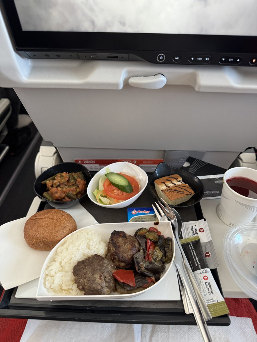 suusan4845's tweet photo. ターキッシュエアラインズの機内食🍽️

離陸1時間半後くらいに牛肉のトルコ版ハンバーグであるウズガラキョフテ✨
インゲンの煮込み(ゼイティンヤールだーぜファスリエ)も美味💕

着陸3時間前くらいに焼きうどん🍽️ https://t.co/Rl7usEoFeQ