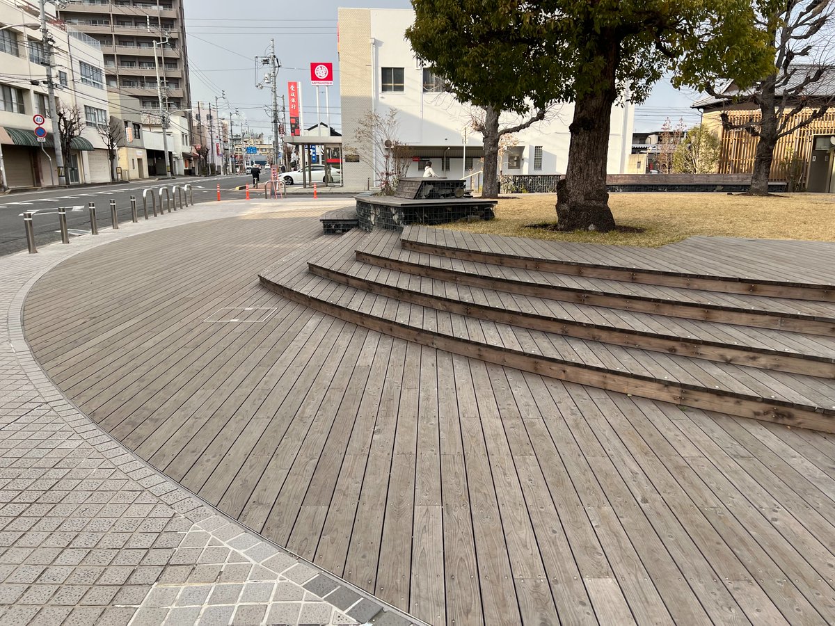 StechWood's tweet photo. #香川県 #坂出市 の一角にある #坂出市民ホール 前広場に #エステックウッド を採用いただきました。高い耐朽性能と耐摩耗性を持つヒノキをふんだんに使用しております。
1期工事:シルバーグレーに経年退色している箇所
2期工事:褐色(元の色)の箇所
#相互フォロー #企業公式相互フォロー #江間忠木材 https://t.co/mse2Q0WGpl