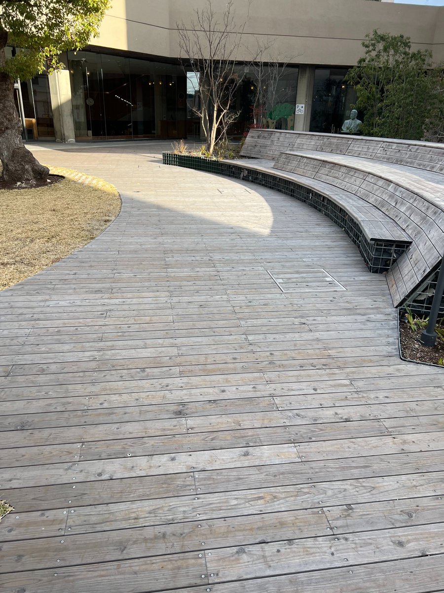 StechWood's tweet photo. #香川県 #坂出市 の一角にある #坂出市民ホール 前広場に #エステックウッド を採用いただきました。高い耐朽性能と耐摩耗性を持つヒノキをふんだんに使用しております。
1期工事:シルバーグレーに経年退色している箇所
2期工事:褐色(元の色)の箇所
#相互フォロー #企業公式相互フォロー #江間忠木材 https://t.co/mse2Q0WGpl