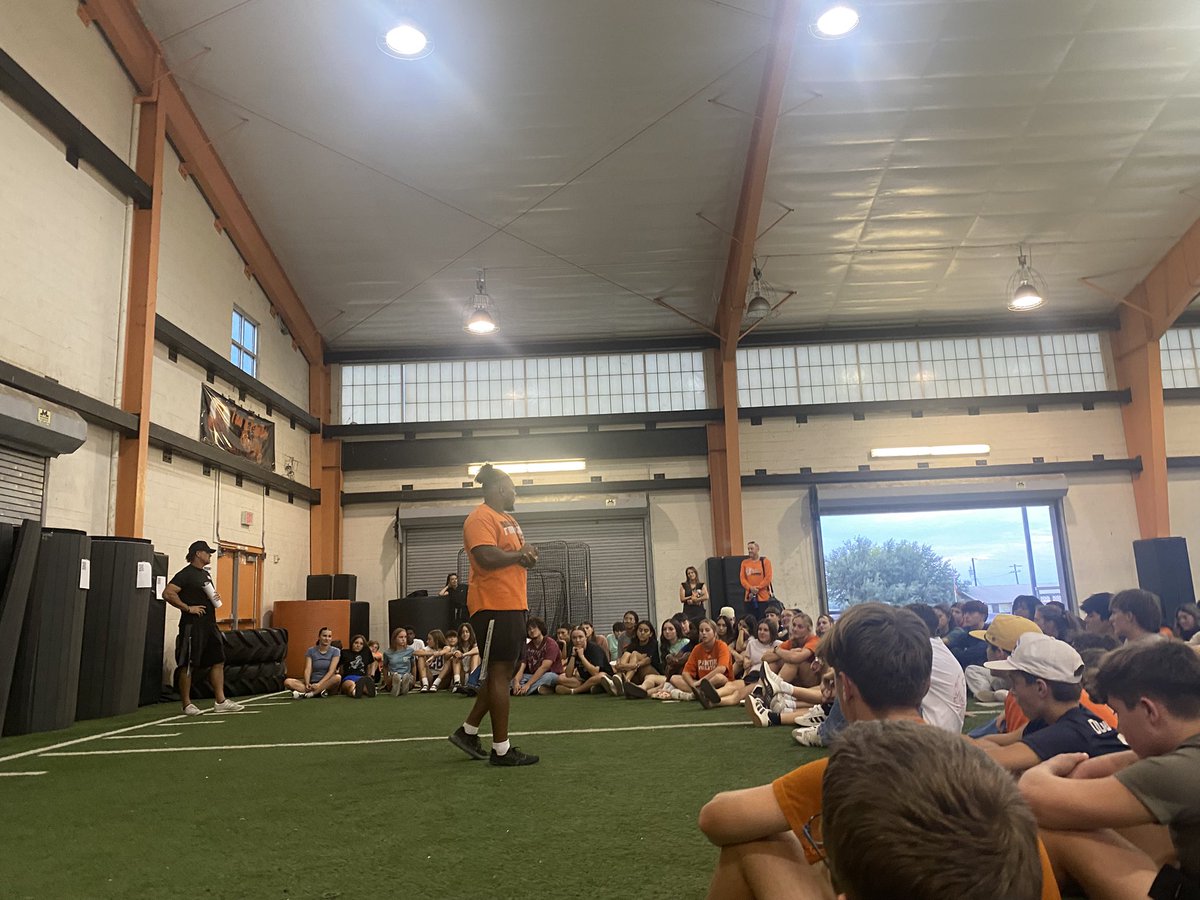 IAmJordanBussey's tweet photo. Great Opportunity to come out and speak at MVHS FCA tonight! The question of the night: Who do you do it for? 🏁🙏🏾 https://t.co/RZCKY44n2w