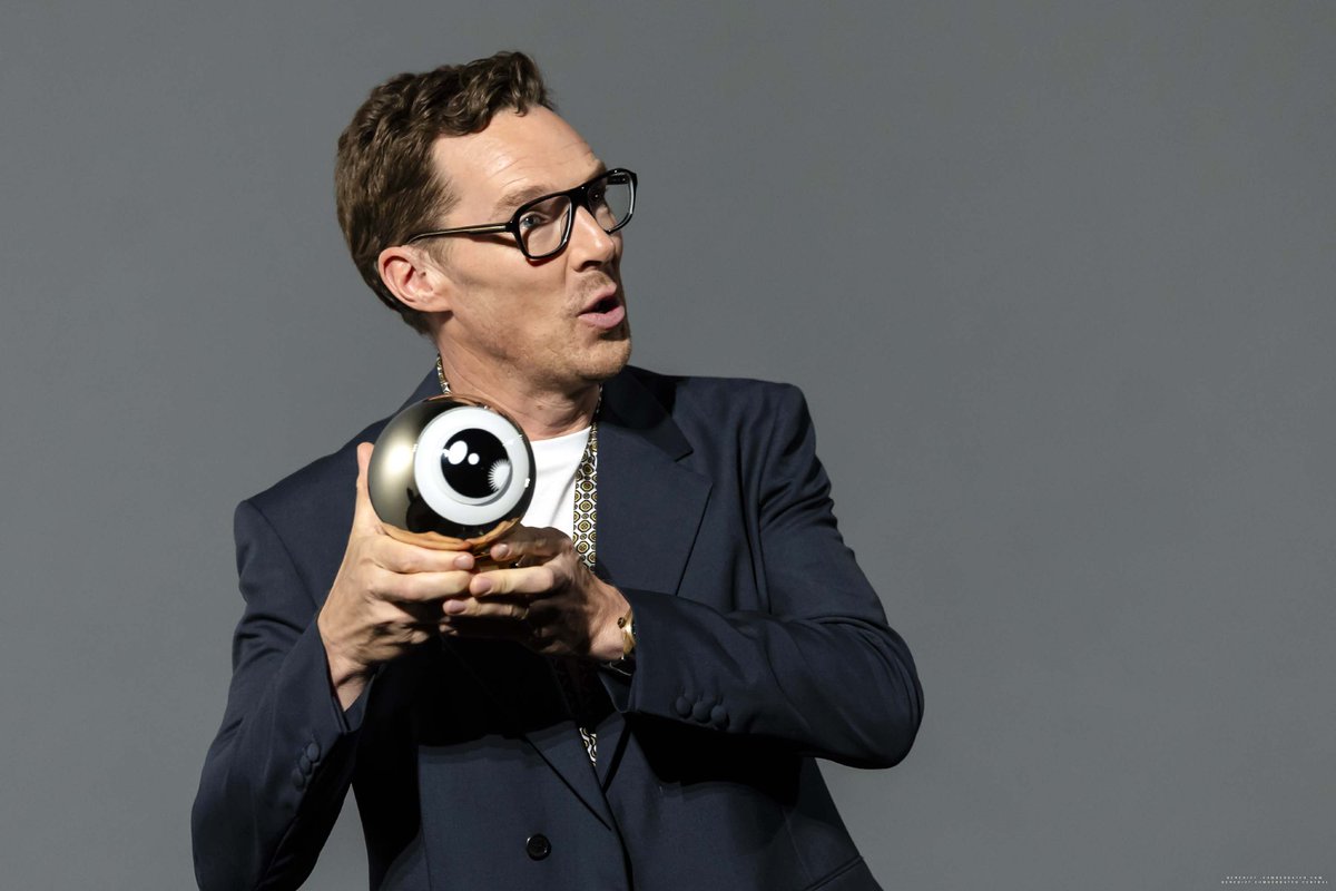 cumberbatchcom's tweet photo. [GALLERY UPDATE] Benedict Cumberbatch receiving the Golden Eye award at the 21st Zurich Film Festival earlier today

https://t.co/LAlv7VgQTD https://t.co/HWABaeZSvA