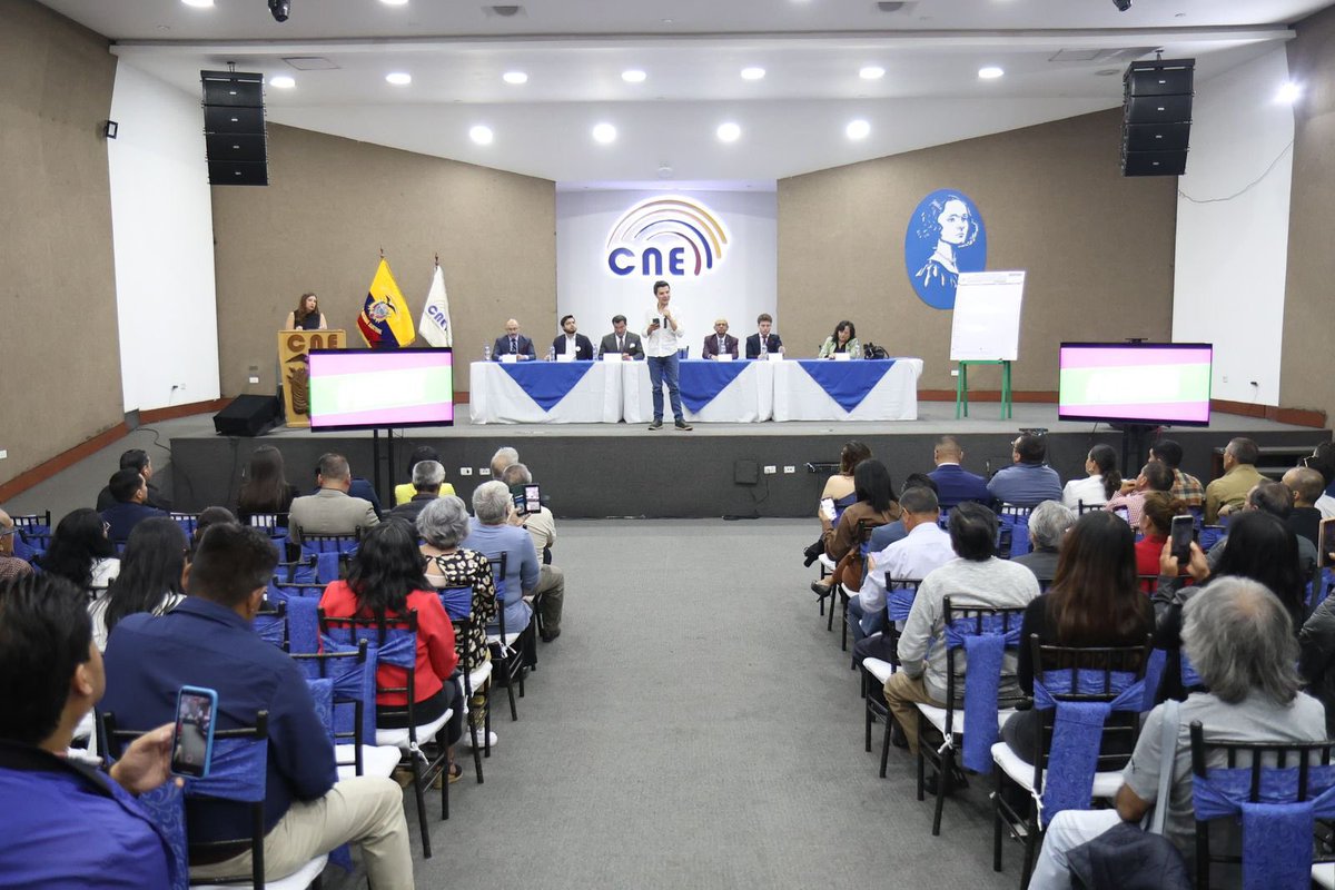 WilsonMerinoR's tweet photo. 🚨 La seguridad es la principal preocupación de las familias ecuatorianas. Por eso construimos el #AcuerdoPorLaSeguridad, una iniciativa de ley consensuada transversalmente con todos los sectores para prevenir el delito y devolver la paz y la tranquilidad a los vecinos en los barrios. 💪🏽 

Conoce más en https://t.co/Edxi0wXcgb