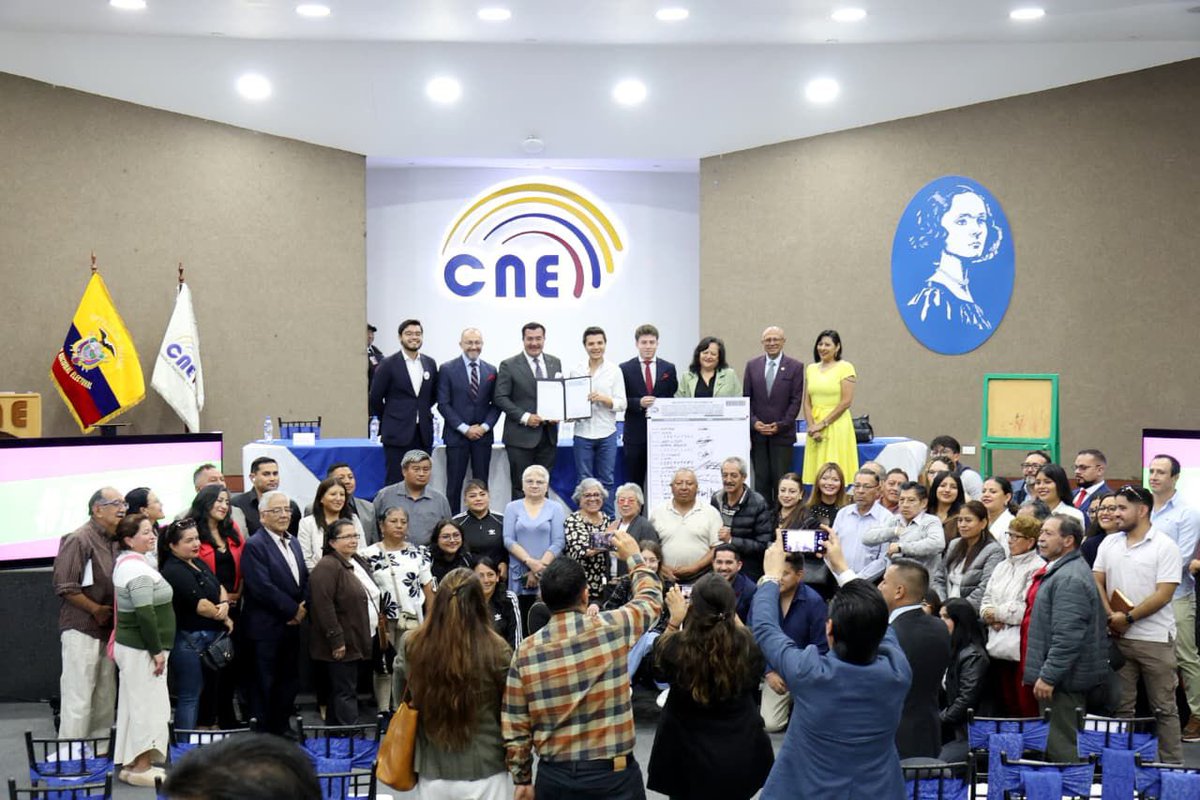 WilsonMerinoR's tweet photo. 🚨 La seguridad es la principal preocupación de las familias ecuatorianas. Por eso construimos el #AcuerdoPorLaSeguridad, una iniciativa de ley consensuada transversalmente con todos los sectores para prevenir el delito y devolver la paz y la tranquilidad a los vecinos en los barrios. 💪🏽 

Conoce más en https://t.co/Edxi0wXcgb