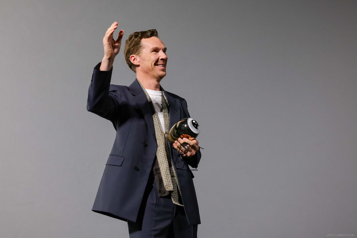 cumberbatchcom's tweet photo. [GALLERY UPDATE] Benedict Cumberbatch receiving the Golden Eye award at the 21st Zurich Film Festival earlier today

https://t.co/LAlv7VgQTD https://t.co/HWABaeZSvA