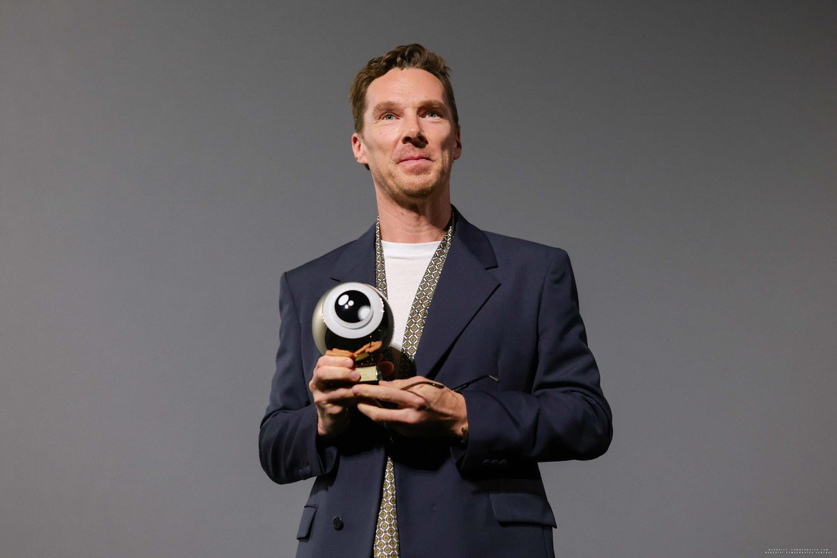 cumberbatchcom's tweet photo. [GALLERY UPDATE] Benedict Cumberbatch receiving the Golden Eye award at the 21st Zurich Film Festival earlier today

https://t.co/LAlv7VgQTD https://t.co/HWABaeZSvA