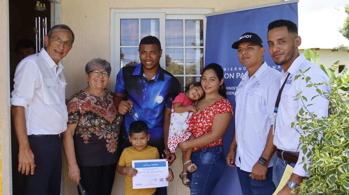 Cambiar vidas es lo que nos impulsa cada día 🤩.

Ángel González y su familia fueron uno de los 84 beneficiarios en la provincia de Los Santos que recibieron las llaves de su nuevo hogar.

Seguimos trabajando con pasión y compromiso por un Panamá con más oportunidades. 🏡❤️