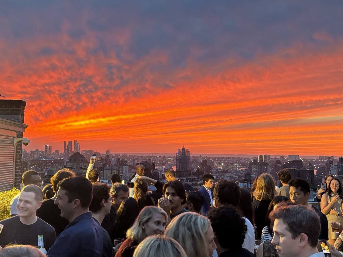 Gorgeous evening <a href="/usv/">USV</a> tonight -- hard to remember a more beautiful NYC sunset