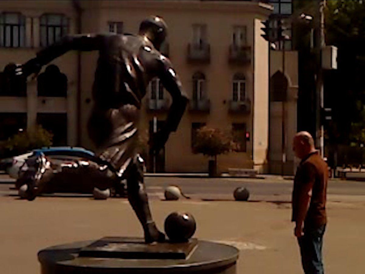 John Lynn kicks a ball in Alexandre Koberidze's singular DRY LEAF, a meditative, beautiful, and deeply moving film about the unpredictability of life, the changes of culture, and the persistence of play #NYFF63 icsfilm.org/festivals/new-…