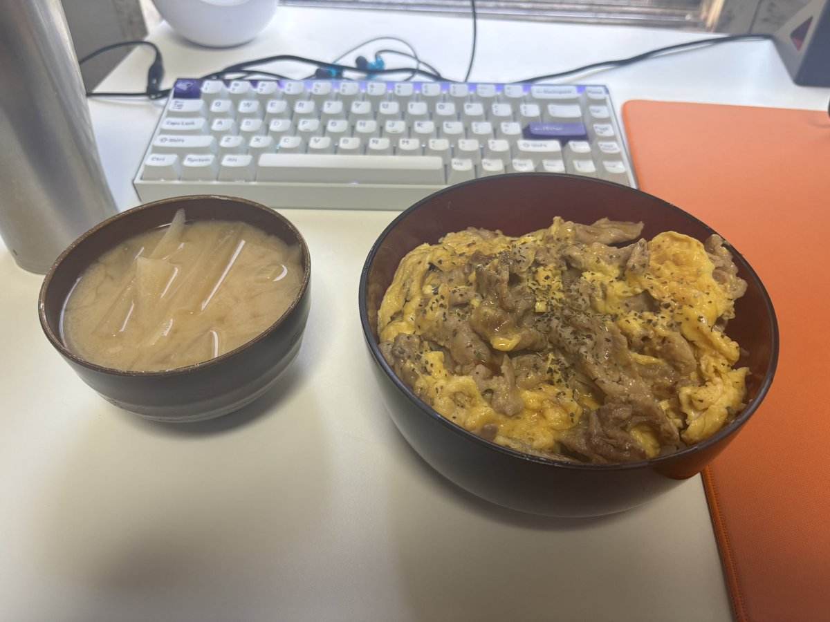 豚細切れ肉と卵のマヨバター丼と大根の味噌汁