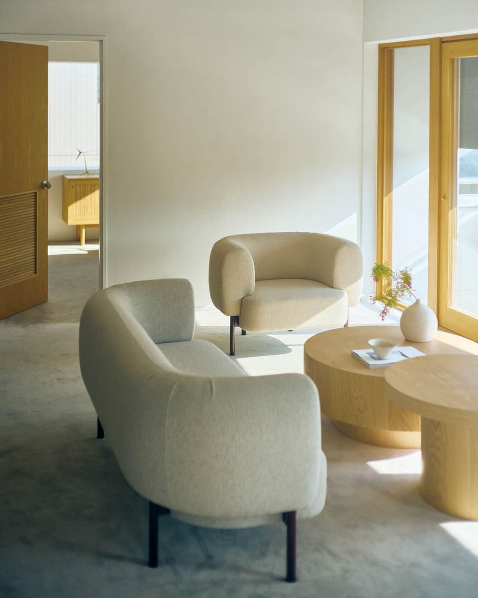 HUSTNET's tweet image. #ソファ #2人掛けソファ 
#企業公式相互フォロー #企業公式秋のフォロー祭り
「クアーク」は、ボリューム感のある丸みを帯びたデザインが特徴的なラウンジソファです。
脚部にはスチールが採用されており、業務用に耐えうる頑丈さと軽快な印象を持ち合わせています。…