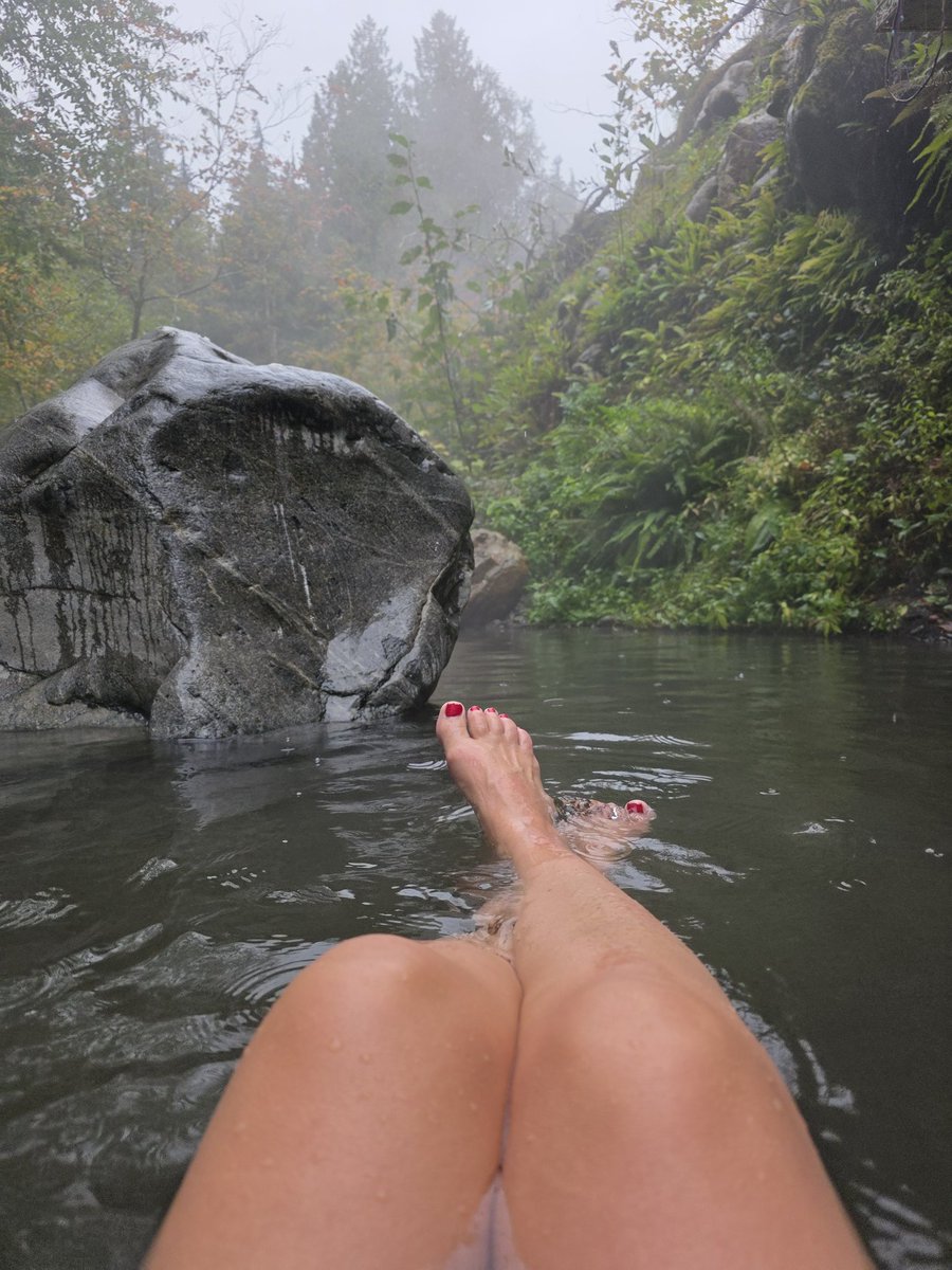 emme_fox's tweet photo. How do you beat the rain? By sitting in the hot springs! https://t.co/mlujSRc0RD