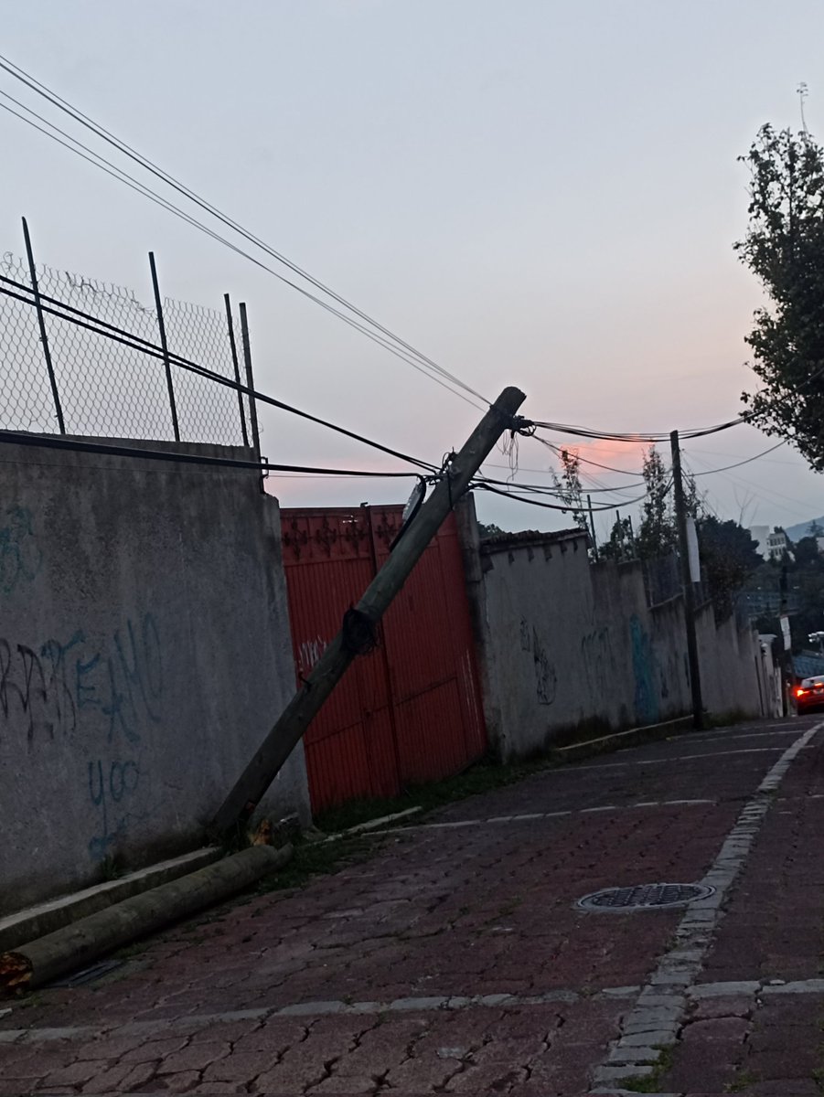 Buenas tardes <a href="/_CuajimalpaCDMX/">AlcaldíaCuajimalpaCDMX</a> <a href="/PCCUAJIMALPA/">PCCUAJIMALPA</a> <a href="/Telmex/">Teléfonos de México</a> <a href="/TELMEXSoluciona/">Telmex Soluciona</a> 
Nos pueden ayudar con este tema es en loma de chamixto ya está por caerse y puede provocar un accidente!!!!