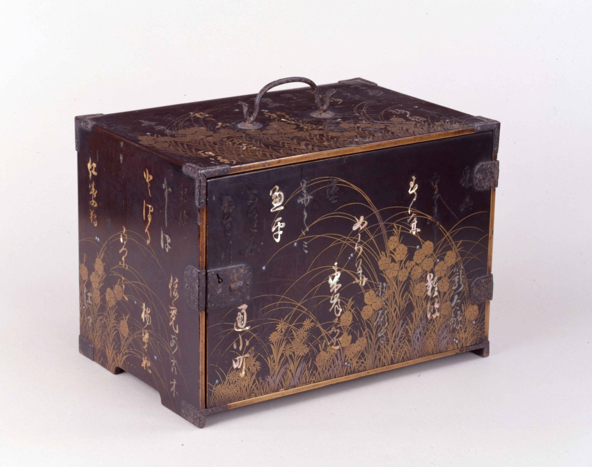 🍂秋の風情漂う漆芸品🍂 美しい書と共に、夜露を付けた秋草を蒔絵で表