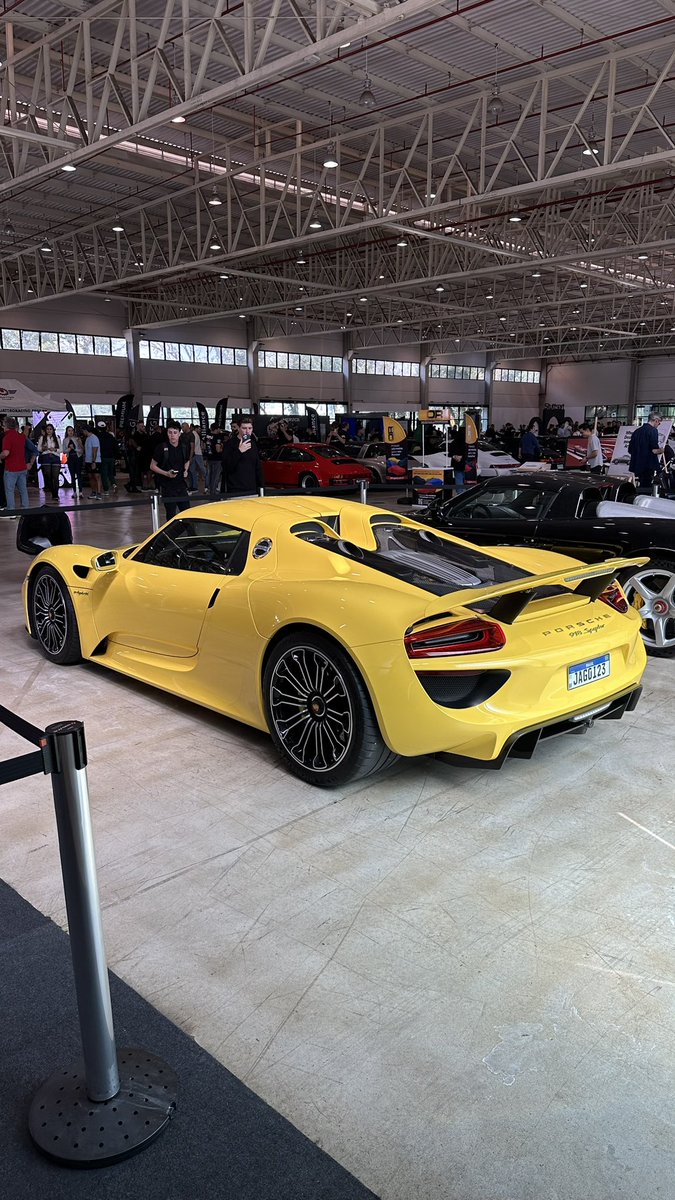 LCherubiniFOC's tweet photo. A realeza da Porsche no evento Heritage em Curitiba! Porsche 918 Spyder chassi n.° 499 de 918 produzidos!

Sendo esse um dos três 918 Spyder que chegaram de forma oficial no Brasil e o único configurado no clássico Racing Yellow e com o interior no couro marrom! https://t.co/XY6lcjL399