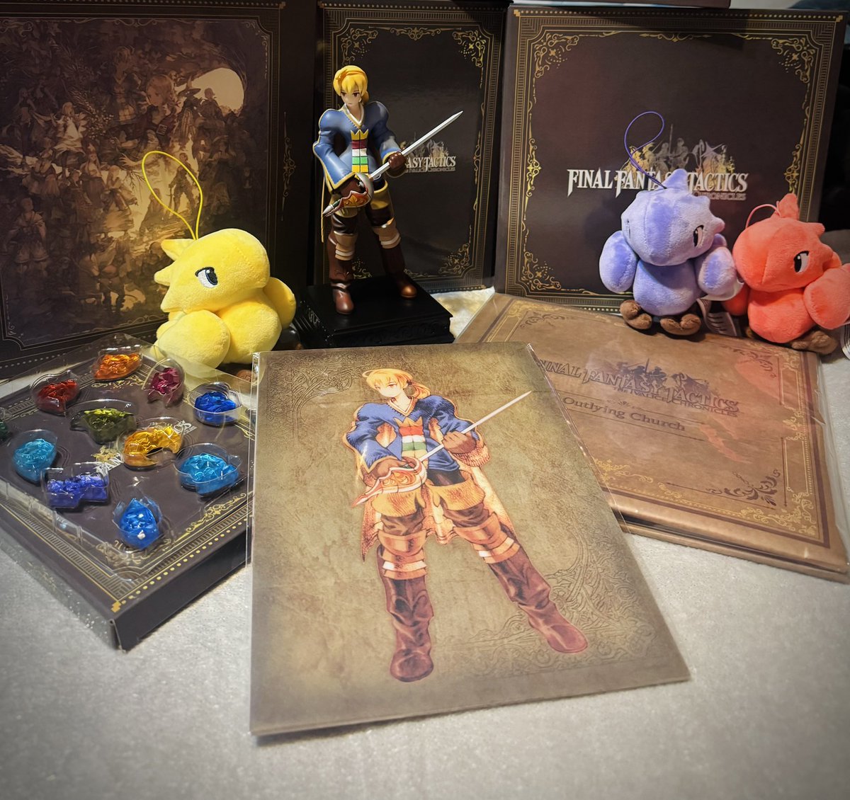Mechanicalqueen's tweet image. This is genuinely one of the NICEST collectors boxes I have ever seen. All of the items are beautifully packaged, and everything is so high quality!💖 and the box art is simply STUNNING! The only thing that could make this better is if the game came with it! 
#FinalFantasyTactics