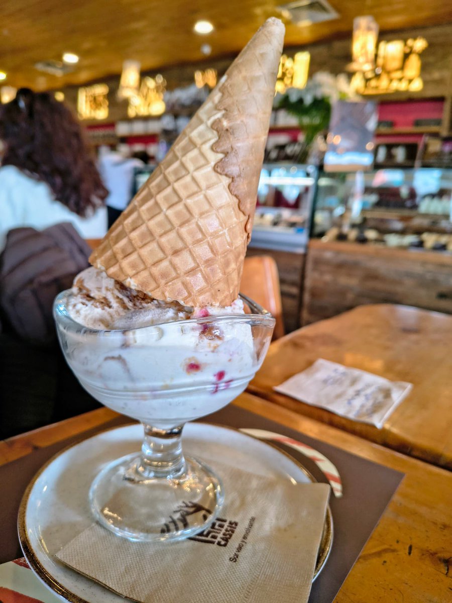constructortips's tweet image. 🍦 Reconozco que una de mis mayores pecados en cuanto a la comida, es el helado.
Cuando pequeño lo hacía solo en verano, pero ahora da igual, en cualquier estación se agradece.
Además que la compañía era de lo mejor (con mi pareja). 👇