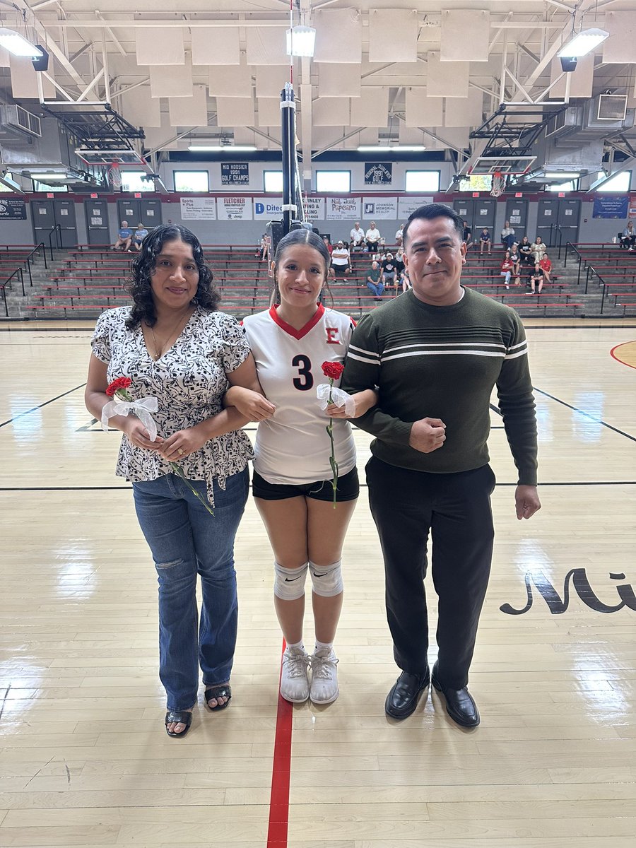 Eburghathletics's tweet photo. Edinburgh volleyball gets the 3-0 win over Waldron on Senior Night ‼️🎉

We recognized our outstanding senior student athletes prior to gametime. Thank you Gracie, Elizabeth and Kenna for all you’ve done for Edinburgh 👏 https://t.co/JQiv1qNQZ4