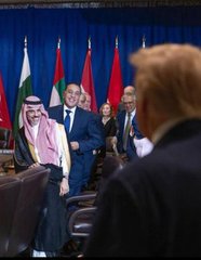 ترامب بيقول لهن
لا تضحكين لي ولاشئ

الذي دولها الليله 
تعلق البتاع حقها 😂😂😂
