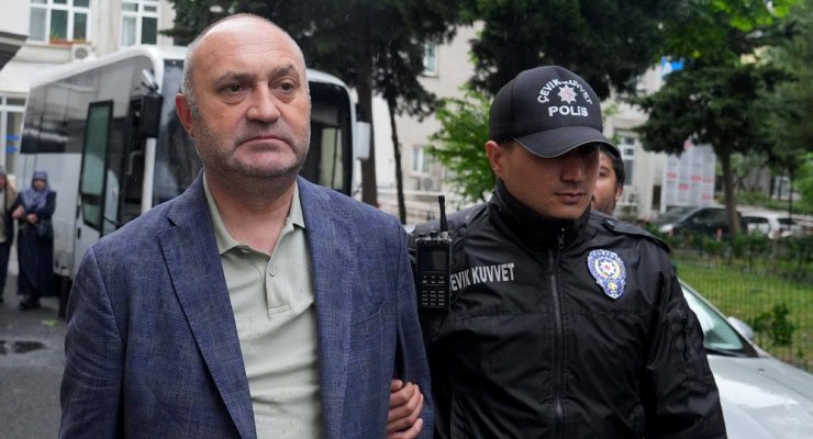 Mustafa Akın…

Etiler’de lüks evde yaşıyor dediler, İBB lojmanı çıktı.
1,5 milyon lira maaş alıyor dediler, daire başkanı olarak 87 bin lira aldığı ortaya çıktı.

Tertemiz siciliyle işini icra etmekten başka hiçbir gayesi yoktu Mustafa Akın’ın.
Boy boy fotoğraflarını