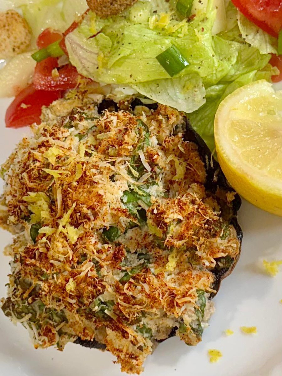 SamsHereForFood's tweet image. Dinner! Did I ever mention how much I love stuffed mushrooms? I usually use whatever I have on hand. Portobello stuffed with cream cheese, mozza, parmesan, spinach, onion, garlic, sundried tomatoes, chopped mushroom stems, Panko, lemon. Spices.😋 
#dinner #meatlessmonday