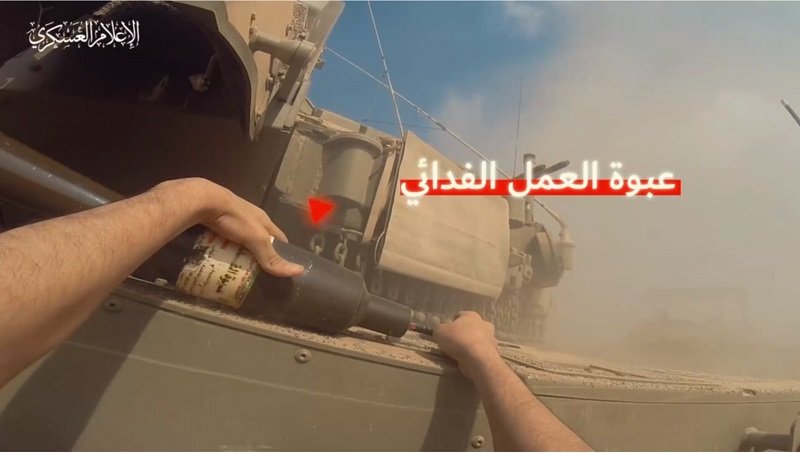 بقي لشهور يتغنى بالمديح لهذه الأيدي التى أذلت الصهاينة، ويحدثنا عن عظمة ذلك المجاهد الذى لا يعرف الاستسلام أو الهزيمة

والآن بكل بساطة يريد أن ينزع سلاح هذا المقاوم وينصب ترامب شخصياً حاكماً لغزة !!

زمن سقوط الأقنعة.