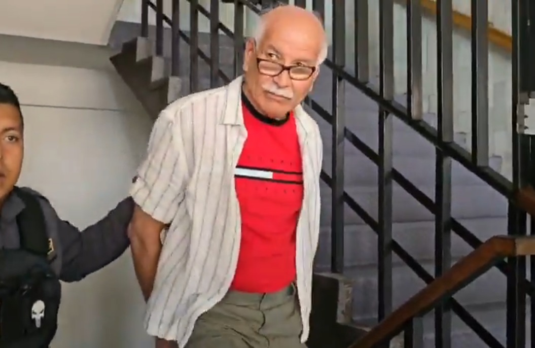 Carlos Ovidio Acevedo no solo es padre de la actual alcaldesa auxiliar de la zona 17, Melanie Acevedo, sino que también se habla de que, gracias a sus vínculos en el Ministerio Público, logró evitar pasar siquiera 24 hrs en la Torre de Tribunales.

¡Así se evidencia la impunidad!