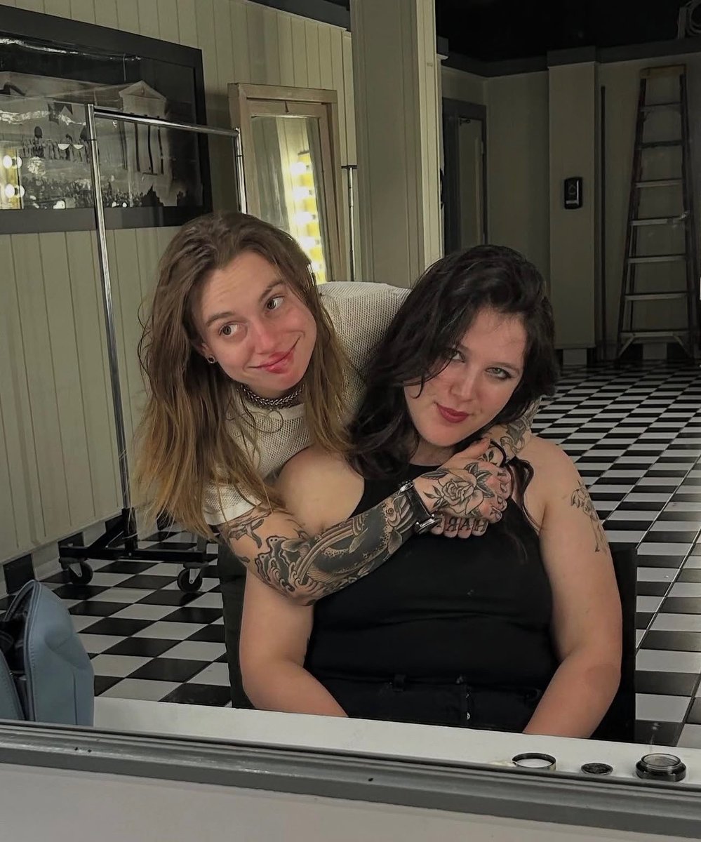 Hoje é aniversário da Julien Baker, colega de banda da Lucy e pessoa que inspirou suas músicas mais românticas atuais!! 🥺

Feliz aniversário Julien!! Amamos muito você!! 🤍