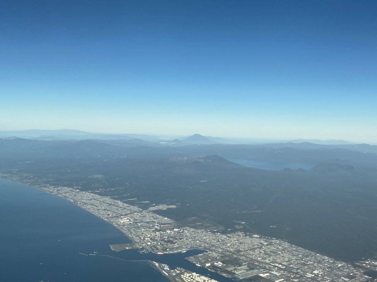 今日は天気が良くて苫小牧上空から蝦夷富士が拝めました🗻 #taqmin #羊蹄山 #蝦夷富士 #苫小牧