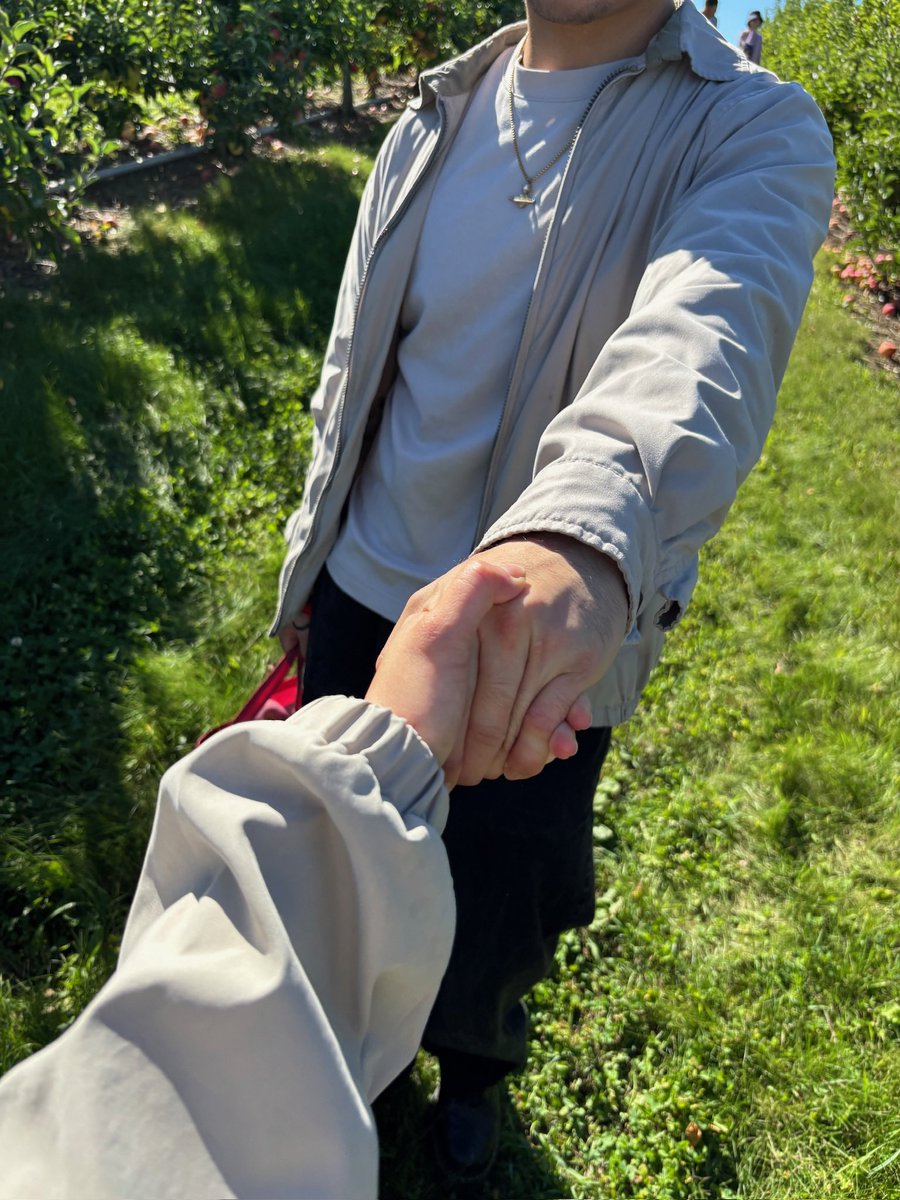 governmentenemy's tweet photo. mogged everyone at the apple farm 🩵 https://t.co/os4BFRkAo1