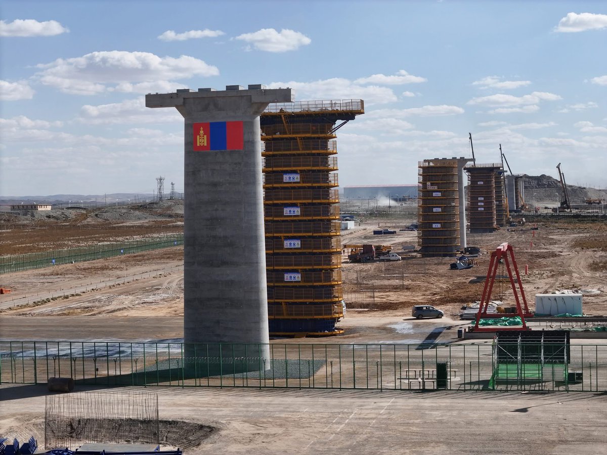 ГШ-ГМ хил холболтын ТЗ ын гүүрэн байгууламжийн тулгуур цутгалт овоо л явж. Тэр цаана овоолсон шороон дээр манай ТЗ байгаа