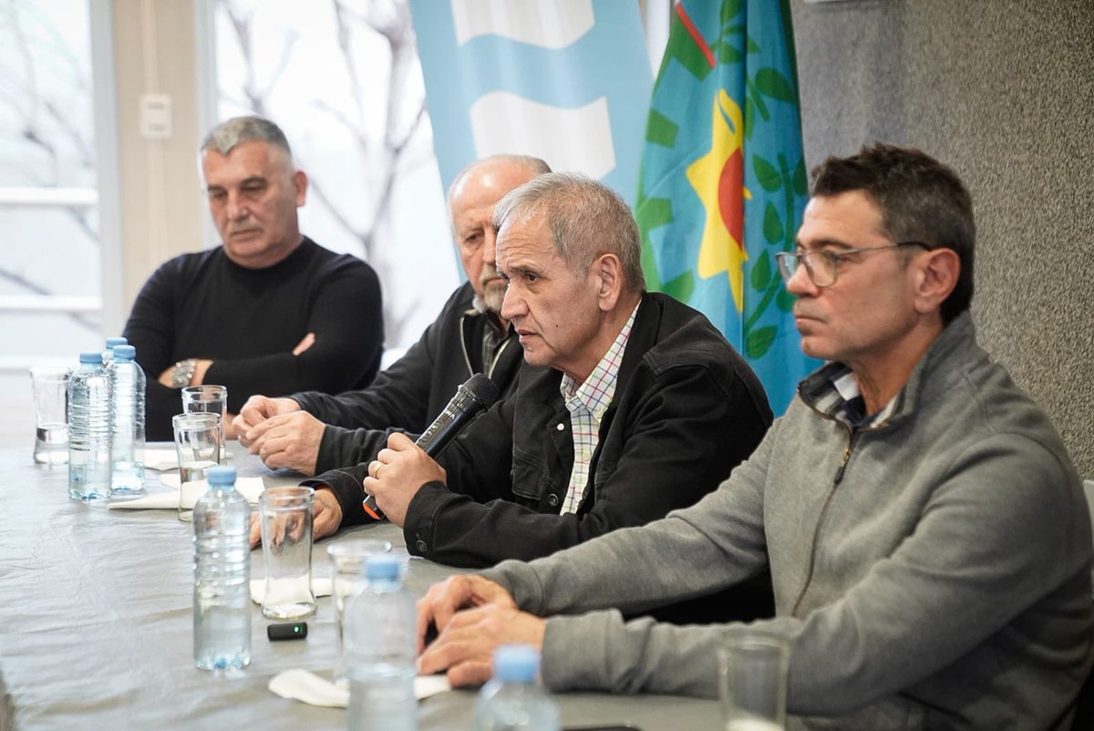 SergioOPalazzo's tweet photo. Conferencia de prensa en la Ciudad de Mercedes con los candidatos y diputados Nacionales sindicalistas CGT y las dos CTA. https://t.co/w9Z9ePEELg