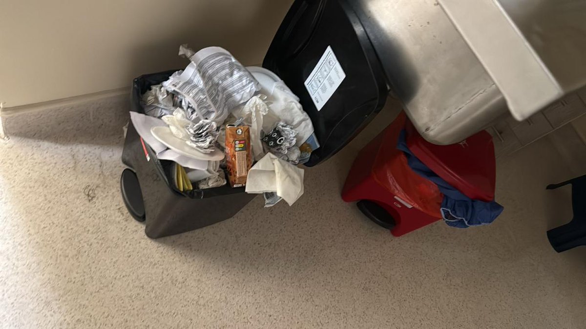 Mientras <a href="/NSierraArteaga/">Dr. Nelson Sierra Arteaga</a> posa y habla de “excelencia”, en <a href="/HGMonteSinai/">Hospital General Monte Sinaí 🇪🇨</a> los usuarios llevan 2 meses sin alimentación y enfrentan insalubridad en áreas críticas.
¿Dónde está el “cambio” si sigue la vieja guardia RC con Ruth Quintero y sus amiwis?
<a href="/DanielNoboaOk/">Daniel Noboa Azin</a>