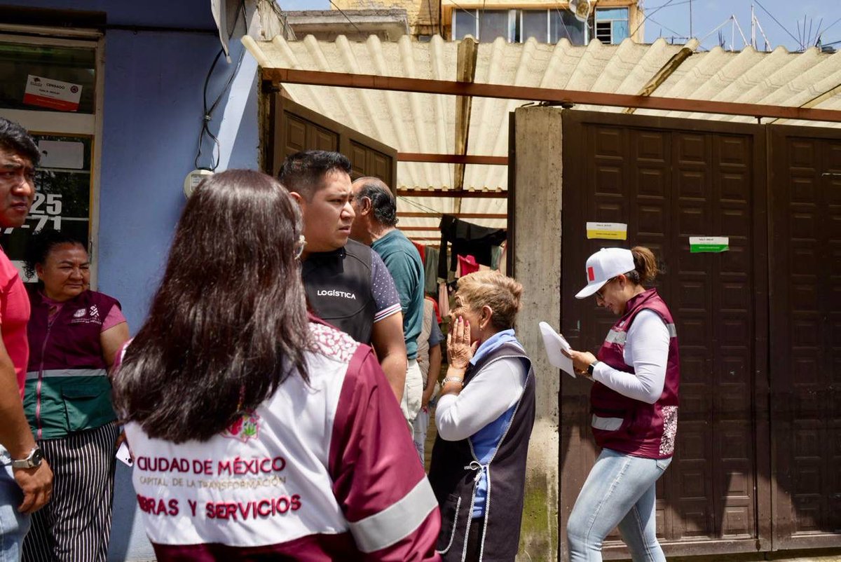 SOBSECDMX's tweet image. Como parte del despliegue instruido por la jefa de Gobierno, @ClaraBrugadaM, para atender la emergencia en la colonia Ejército de Oriente, Iztapalapa, tras las fuertes lluvias del sábado pasado, la @SOBSECDMX participa en las labores de atención en las 83 calles afectadas.