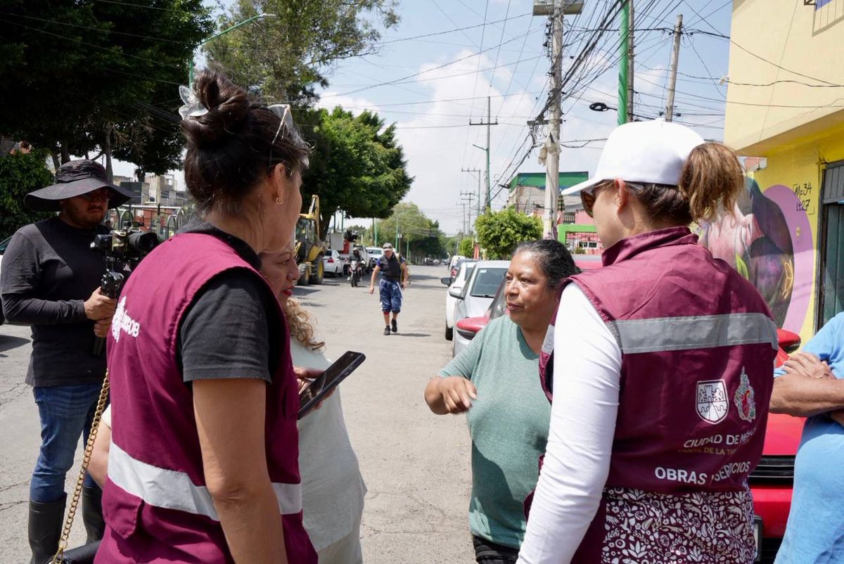 SOBSECDMX's tweet image. Como parte del despliegue instruido por la jefa de Gobierno, @ClaraBrugadaM, para atender la emergencia en la colonia Ejército de Oriente, Iztapalapa, tras las fuertes lluvias del sábado pasado, la @SOBSECDMX participa en las labores de atención en las 83 calles afectadas.