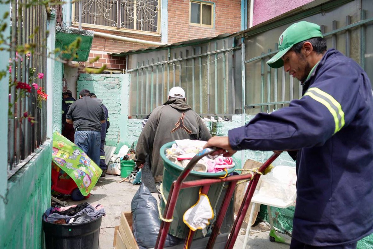 SOBSECDMX's tweet image. Como parte del despliegue instruido por la jefa de Gobierno, @ClaraBrugadaM, para atender la emergencia en la colonia Ejército de Oriente, Iztapalapa, tras las fuertes lluvias del sábado pasado, la @SOBSECDMX participa en las labores de atención en las 83 calles afectadas.